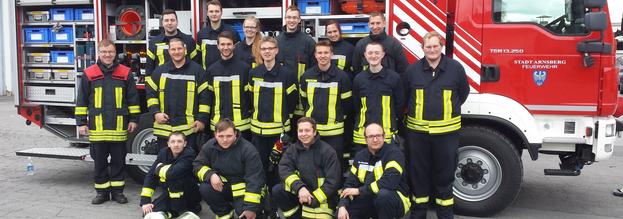 16 Einsatzkräfte der Arnsberger Feuerwehr schließen Grundausbildung ab