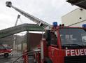 Arnsberger Feuerwehr bekämpft Brand bei Reno De Medici mit Großaufgebot