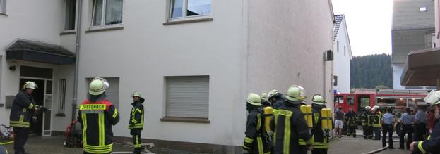 Arnsberger Feuerwehr rettet vier Personen aus brennender Wohnung