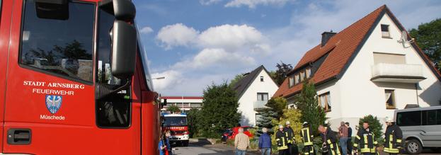 Baum brennt an Wohnhaus in Arnsberg-Müschede