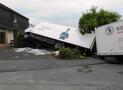 Fahrerloser LKW rollt in Arnsberg über Kreuzung und stürzt um