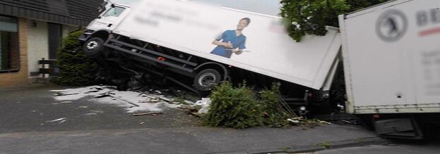 Fahrerloser LKW rollt in Arnsberg über Kreuzung und stürzt um