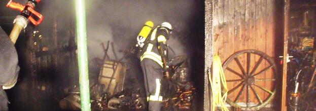 Feuer zerstört Holz- und Geräteschuppen in Voßwinkel