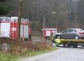 Feuerwehr sichert PKW am Arnsberger Waldfriedhof gegen Abrutschen