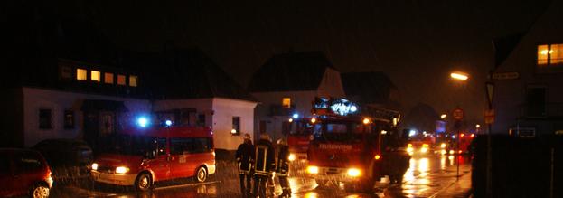 Gemeldeter Wohnungsbrand sorgt für großen Feuerwehreinsatz in Oeventrop