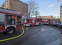Gemeldeter Zimmerbrand in Mehrfamilienhaus- geparkte Autos behindern An-fahrt der Feuerwehr