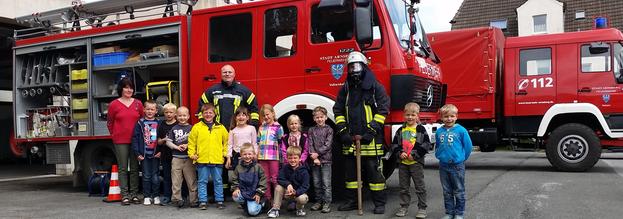 Kindergarten und Grundschule Voßwinkel besuchen ihre Feuerwehr