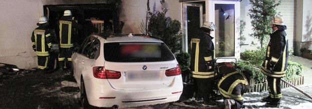 PKW-Brand greift in Arnsberg-Müschede auf Wohngebäude über
