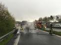 PKW brennt in Autobahnausfahrt bei Neheim