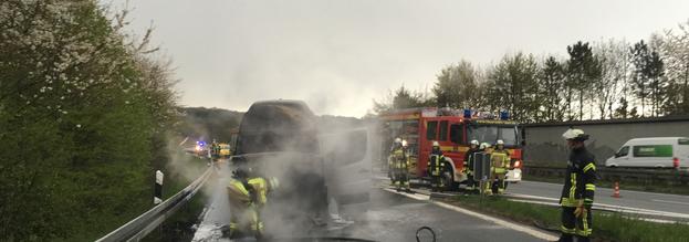 PKW brennt in Autobahnausfahrt bei Neheim