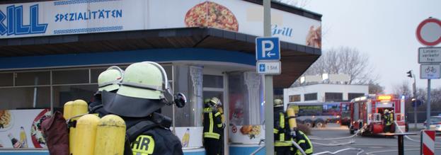 Rauchentwicklung in Grill-Restaurant am Bahnhof Neheim-Hüsten ruft Feuerwehr auf den Plan
