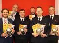 Sparkasse stellt 1.000 Hallo-Hefte für den Brandschutzunterricht