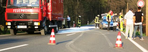 Voßwinkeler Feuerwehr nach Verkehrsunfall im Umweltschutzeinsatz