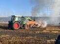 Ballenpresse und Stoppelfeld in Scharfenberg in Brand