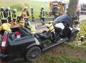 PKW frontal vor Baum, eine eingeklemmte Person