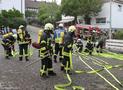 Übung: Verkehrsunfall löst Großeinsatz der Feuerwehr aus - Fahrzeug fährt in Grevensteiner Gaststätte