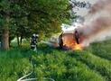 Feuerwehr rückt zu Fahrzeugbrand bei Oberberndorf aus