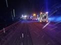 Verkehrsunfall mit drei Fahrzeugen auf schneeglatter Fahrbahn