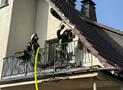 HECKENBRAND GREIFT AUF DACH ÜBER  SCHNELLES EINGREIFEN DER FEUERWEHR VERHINDERT SCHLIMMERES
