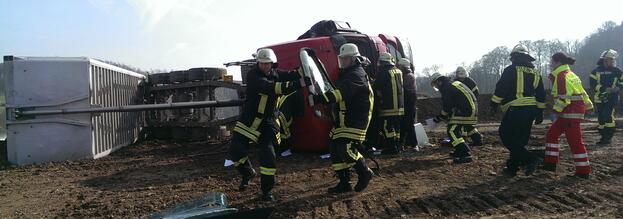 Arnsberger Feuerwehr befreit LKW-Fahrer aus umgestürztem Fahrzeug