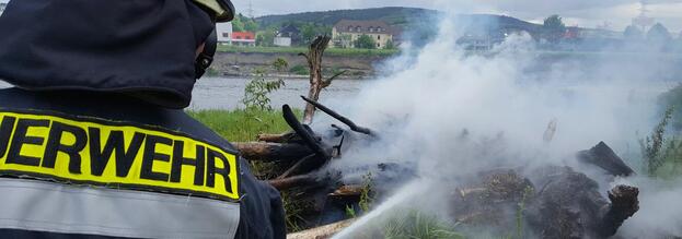 Arnsberger Feuerwehr löscht Flächenbrände an der Ruhr in Hüsten