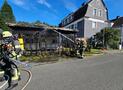 BRAND EINER HECKE GREIFT AUF CARPORT ÜBER
