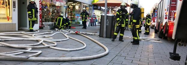 Brennendes Laub sorgt für Feuerwehreinsatz in Neheimer Fußgängerzone