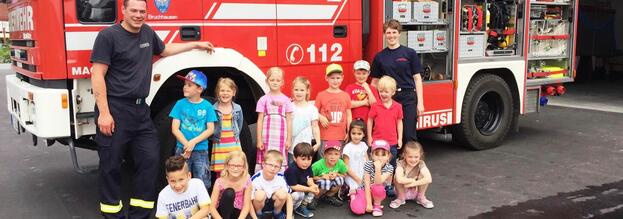 Bruchhausener Kindergärten zu Besuch bei der Feuerwehr