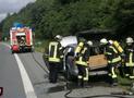 Feuerwehr kann Fahrzeug auf Seitenstreifen mit Schaum schnell löschen