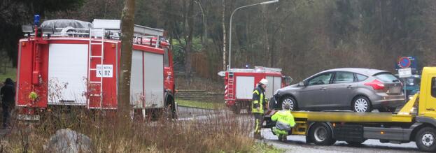 Feuerwehr sichert PKW am Arnsberger Waldfriedhof gegen Abrutschen