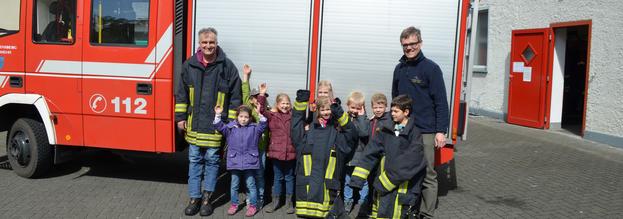 Kolpingkindergarten besucht die Hüstener Feuerwehr