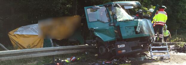 LKW-Unfall auf der BAB 445 bei Neheim fordert zwei Schwerstverletzte