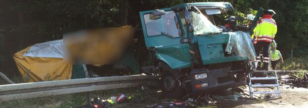 LKW-Unfall auf der BAB 445 bei Neheim fordert zwei Schwerstverletzte