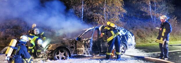 PKW brennt auf Autobahn-Zubringer komplett aus