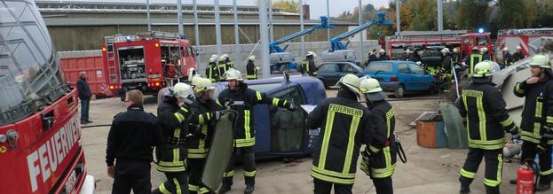 Schwerer Verkehrsunfall mit unklarer Lage - Basislöschzug 6 bei Jahresübung durch komplexes Szenario gefordert