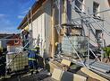 Transporter fährt in Wohngebäude