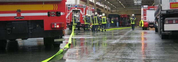 Verrauchte Produktionshalle in Bruchhausen ruft Feuerwehr auf den Plan 
