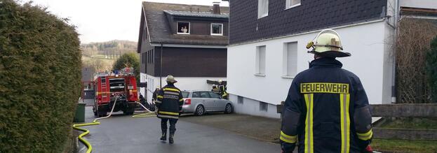 Rauchmelder verhindert schlimmeres, Nachbarn alarmieren die Feuerwehr