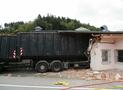 LKW in Gebäude geprallt