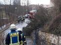 Baum droht auf Haus zu fallen