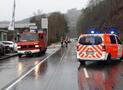 PKW gerät in Straßengraben – Fahrer eingeschlossen