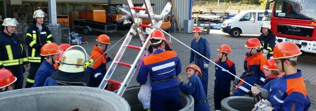 Berufsfeuerwehr Workshop bei der Jugendfeuerwehr Bigge-Olsberg absolviert