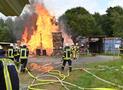 Feuerwehr bei Großbrand auf Brennholzlager in Bruchhausen im Einsatz