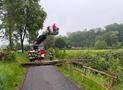 Feuerwehr: Feuer im Garten, Sturm- und Rettungseinsatz