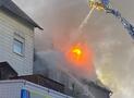 Feuerwehreinsatz: Dachstuhlbrand in Antfeld erfordert zweite Drehleiter