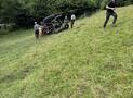 Traktor kippt bei Feldarbeiten auf die Seite