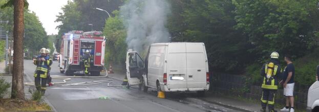 Brennender Transporter sorgt erneut für Feuerwehreinsatz