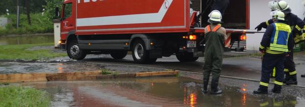 Heftiger Starkregen sorgt wieder für Großeinsatz der Feuerwehr – In Allendorf wurden sieben Gebäude überflutet