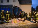 LKW-Unfall - Fahrer eingeklemmt 