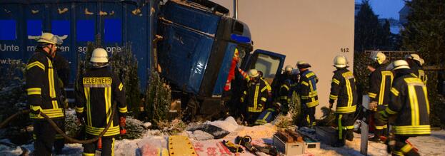 LKW-Unfall - Fahrer eingeklemmt 